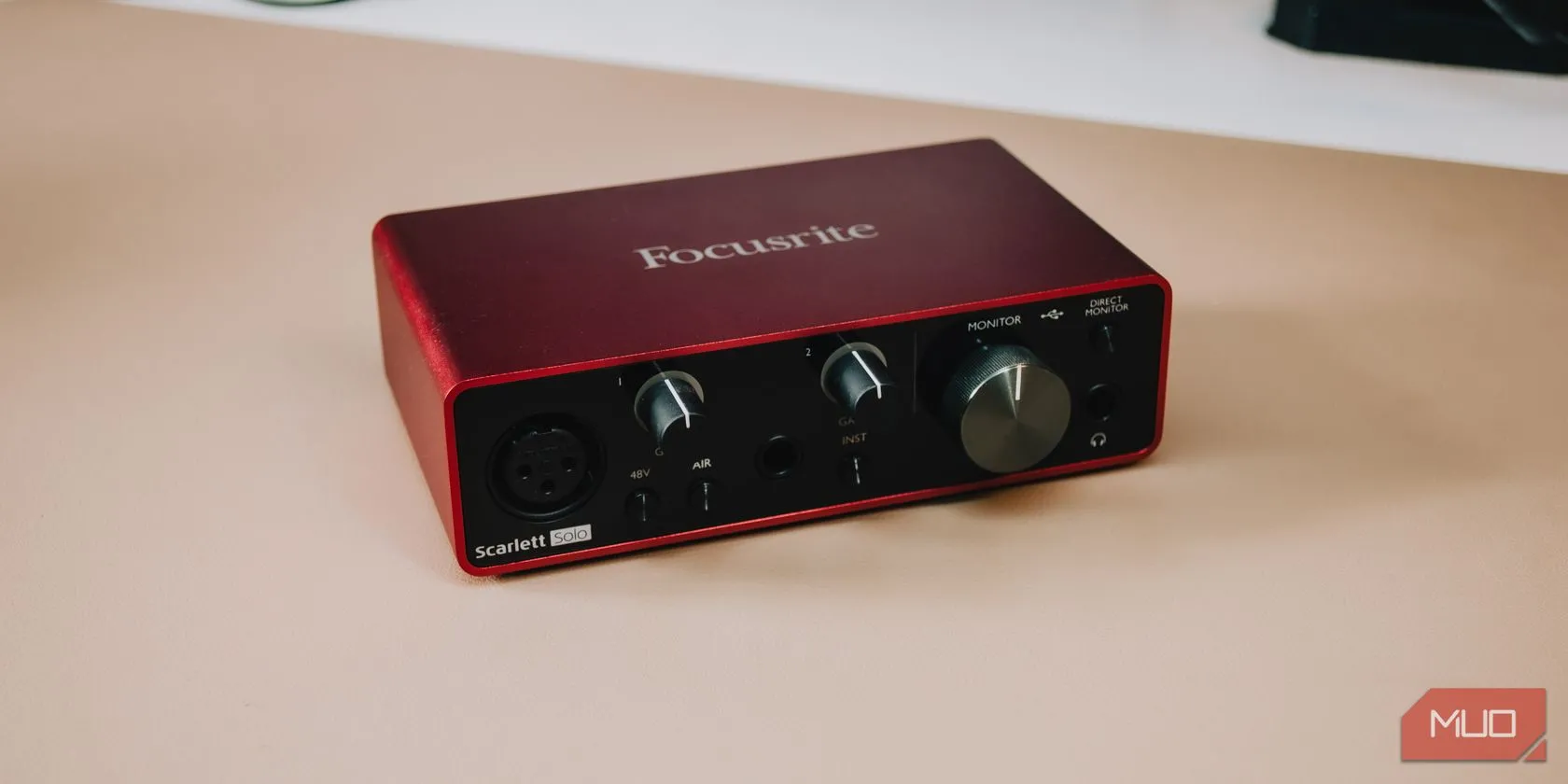 Cận cảnh mặt trước của card âm thanh Focusrite Scarlett Solo Gen 3 với các núm điều chỉnh