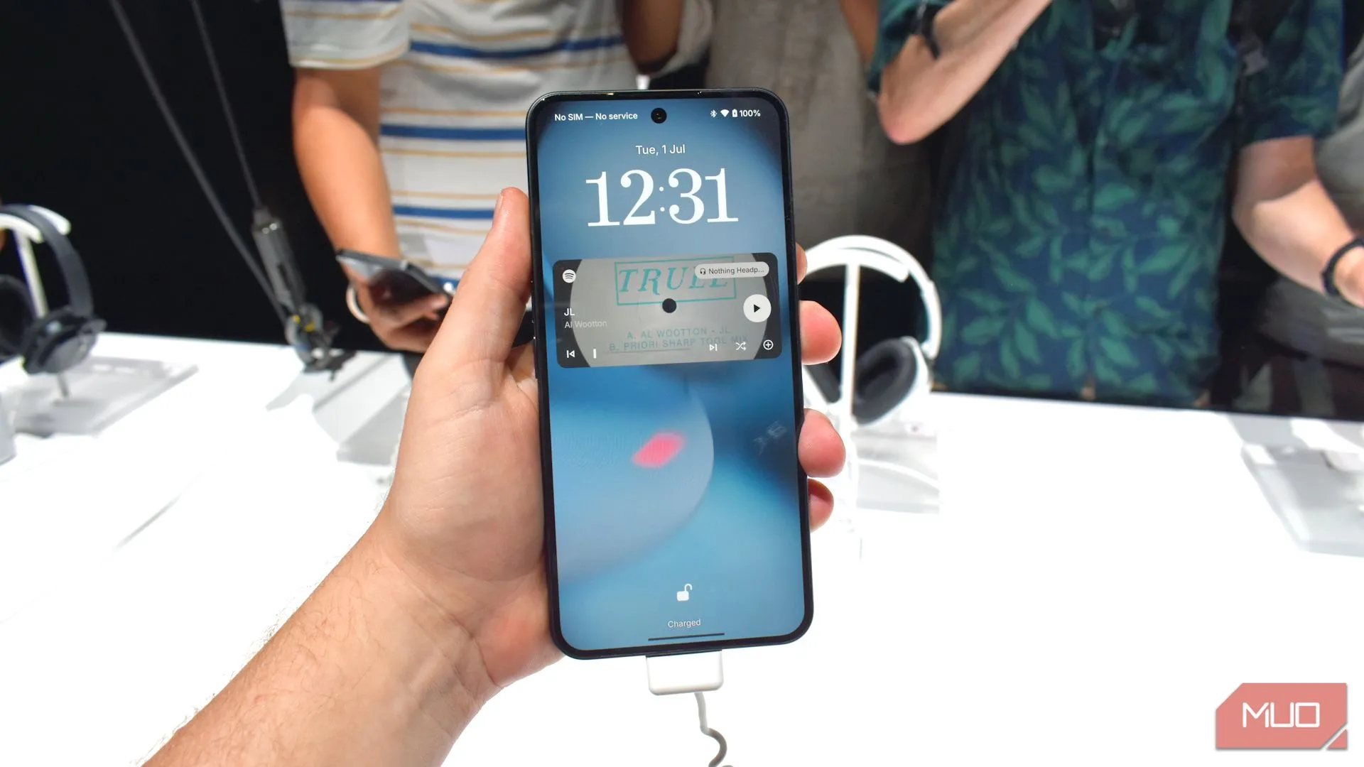 Cận cảnh Nothing Phone 3 màu trắng đặt nghiêng trong lòng bàn tay, làm nổi bật thiết kế trong suốt và đường nét độc đáo.
