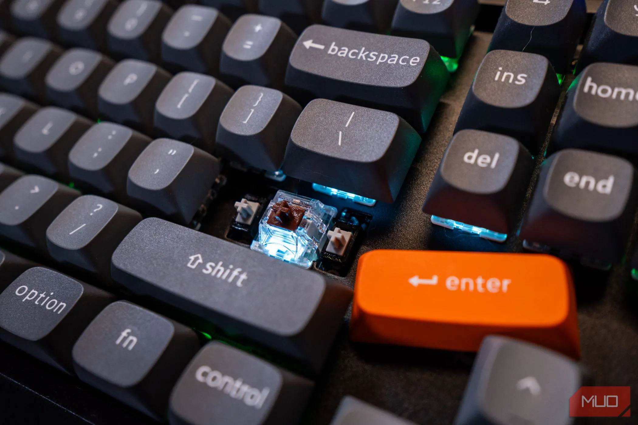 Cận cảnh PCB Stabilizer của Keychron K8 Max cho phím Enter, tăng cường ổn định