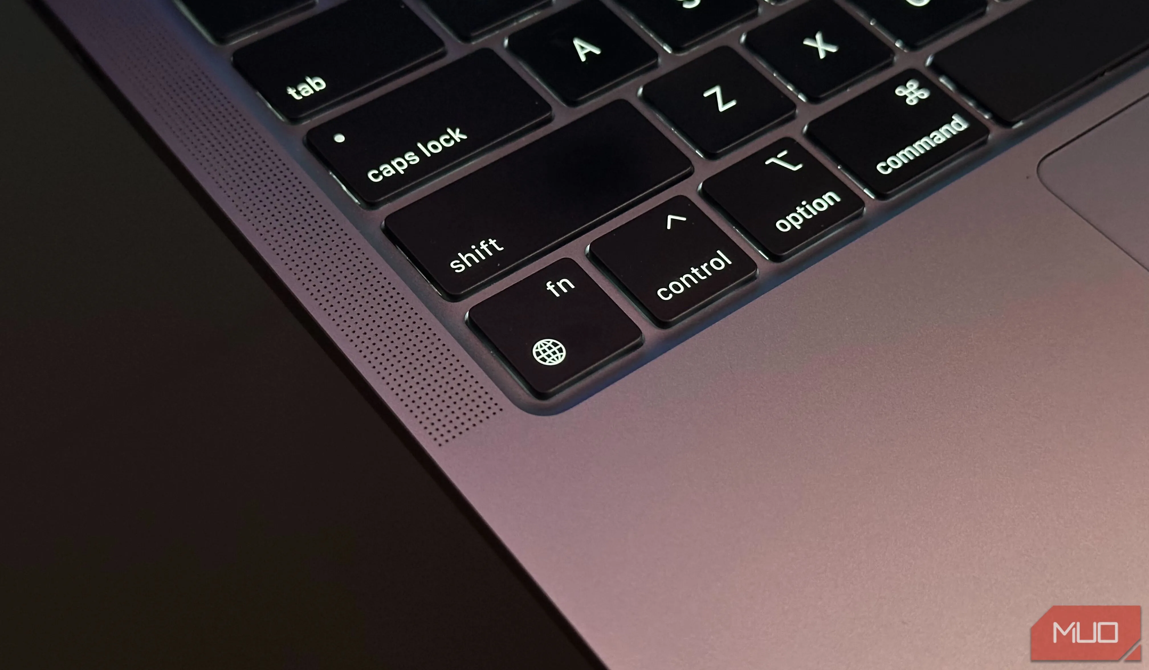 Cận cảnh phím Function (Fn) hoặc phím quả địa cầu trên bàn phím MacBook, biểu tượng của trải nghiệm gõ phím chất lượng cao