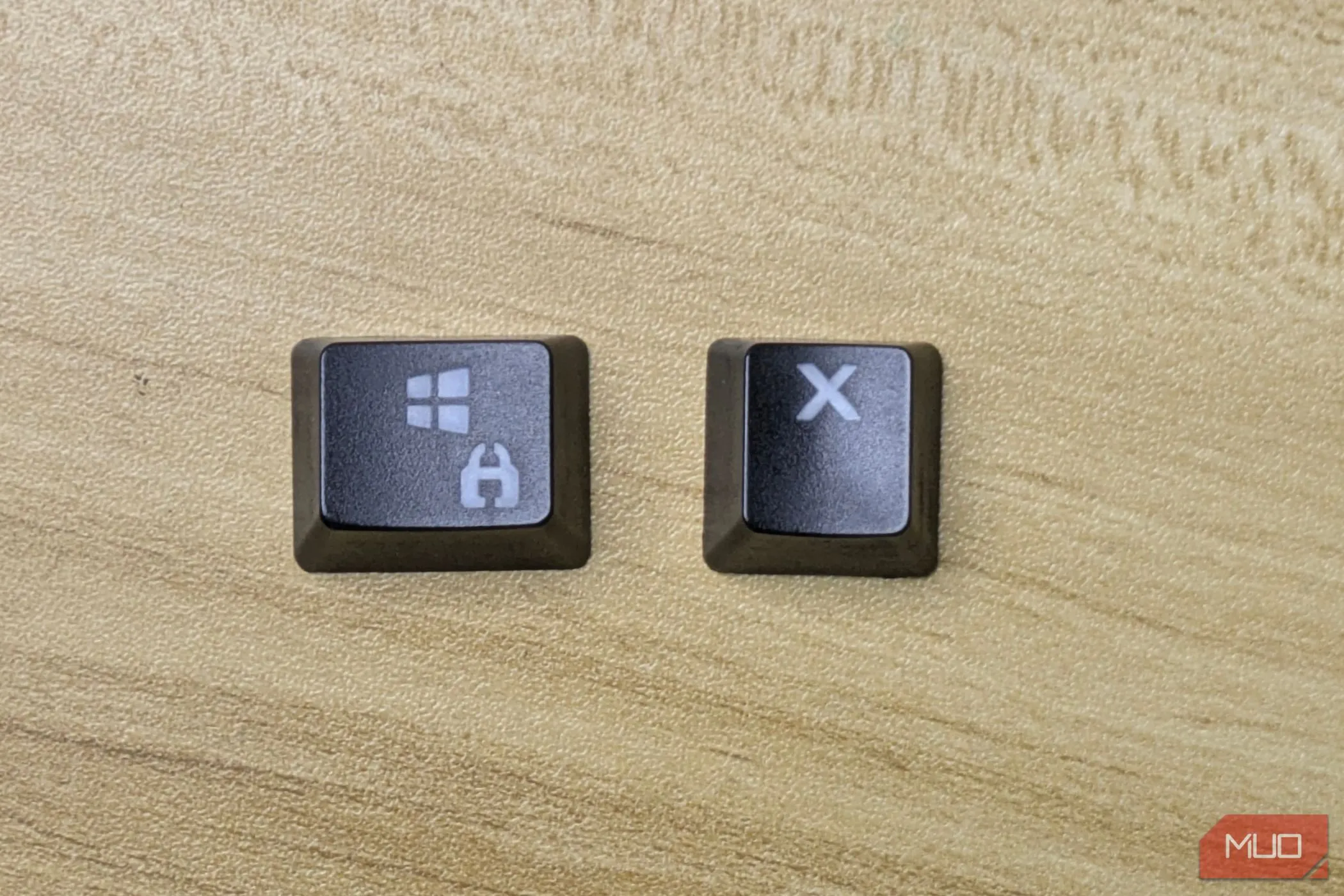 Cận cảnh phím Windows và phím X, biểu tượng cho tổ hợp phím tắt mở menu Start ẩn trên Windows 11.