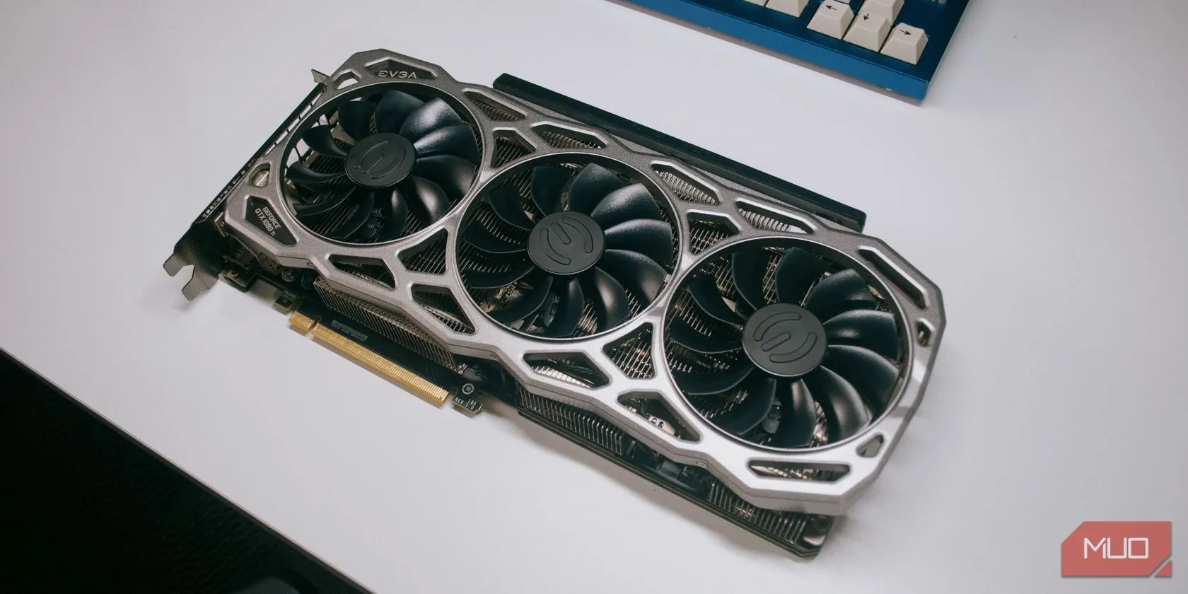 Cận cảnh quạt tản nhiệt của card đồ họa GTX 1080 Ti, minh họa linh kiện GPU hiệu năng cao.