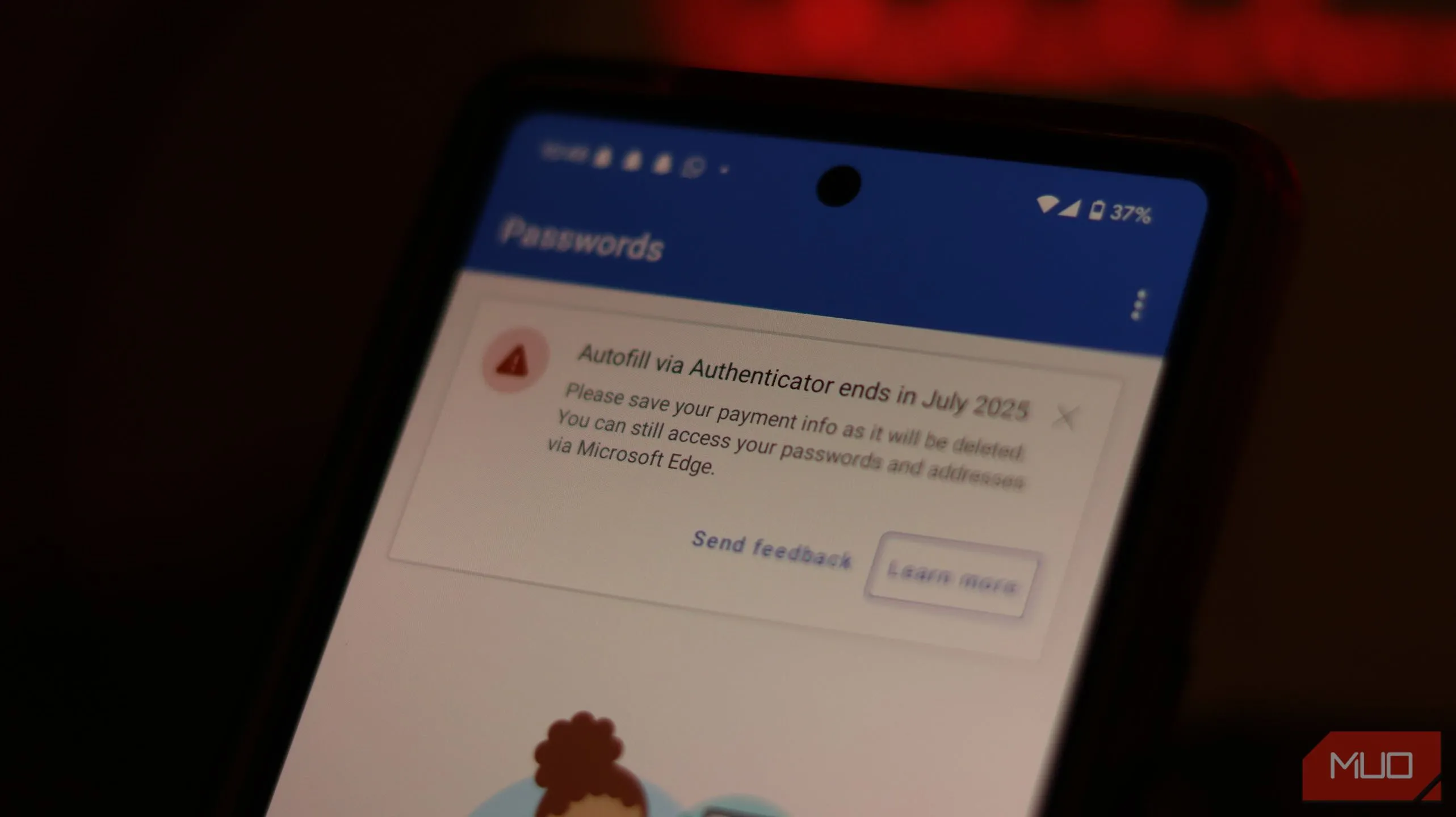 Cảnh báo trong Microsoft Authenticator về việc ngừng hỗ trợ tự động điền mật khẩu và yêu cầu xuất dữ liệu