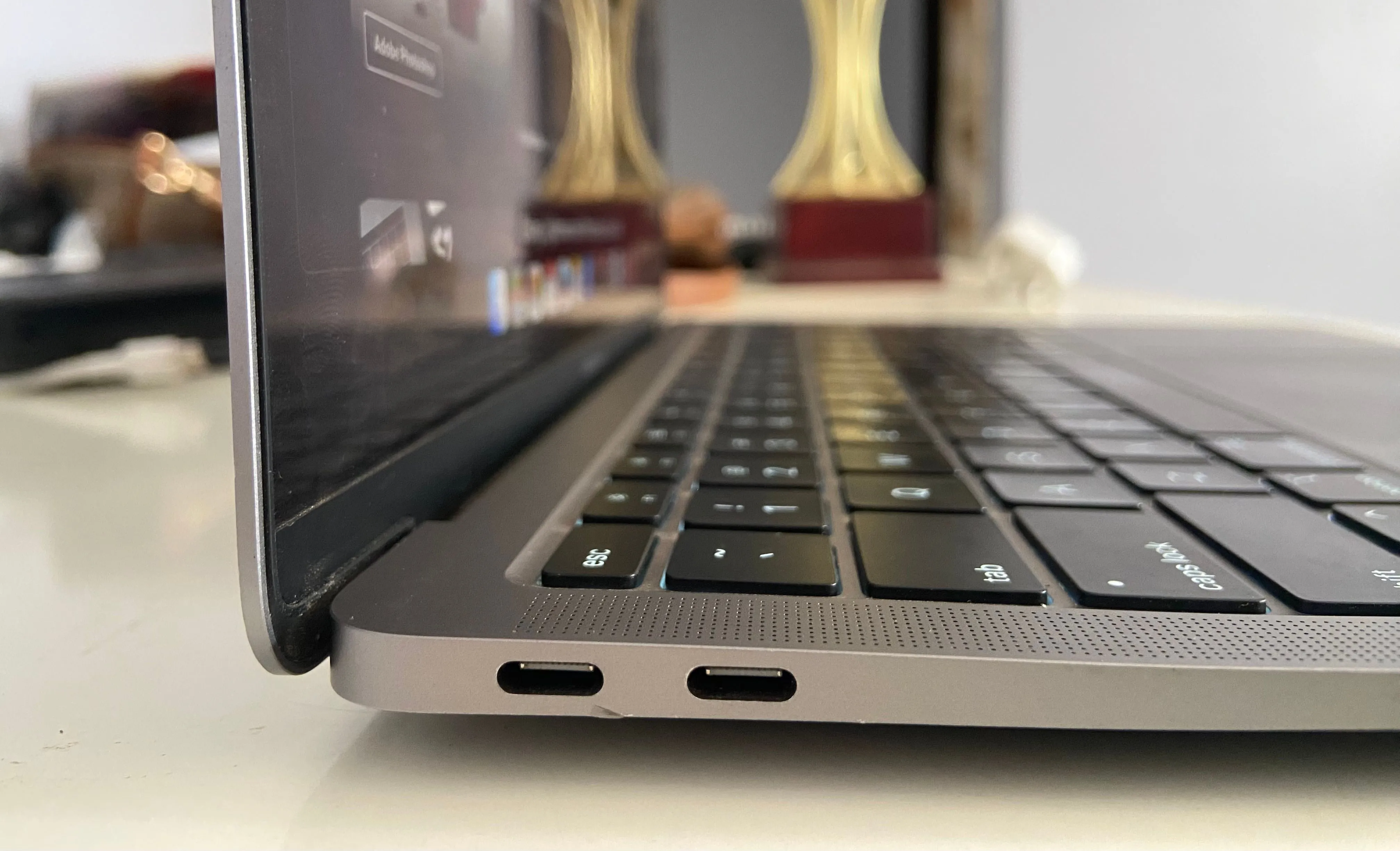 Cạnh trái của MacBook Air M1 với hai cổng USB-C và jack tai nghe, minh họa sự hạn chế về cổng kết nối.