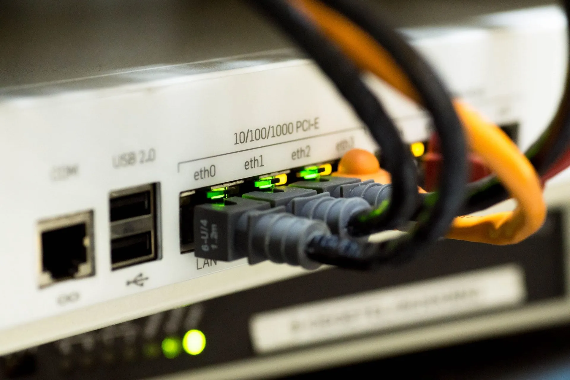 Cáp Ethernet cắm vào modem, minh họa lợi ích của kết nối mạng dây ổn định