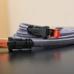 Cáp Ethernet Cat 8 chất lượng cao cuộn tròn trên bàn, tượng trưng cho kết nối mạng có dây tối ưu