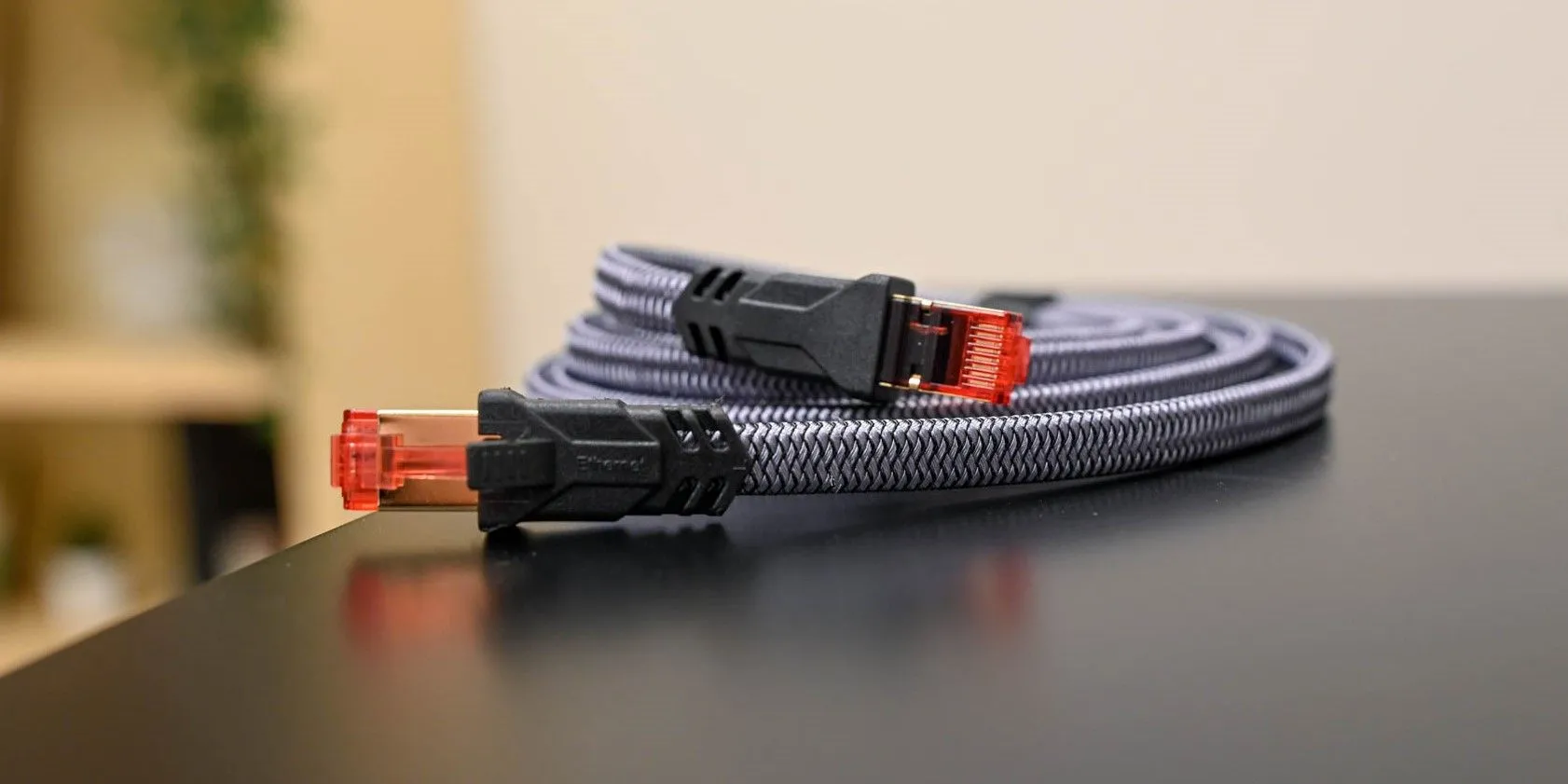 Cáp Ethernet Cat 8 chất lượng cao cuộn tròn trên bàn, tượng trưng cho kết nối mạng có dây tối ưu