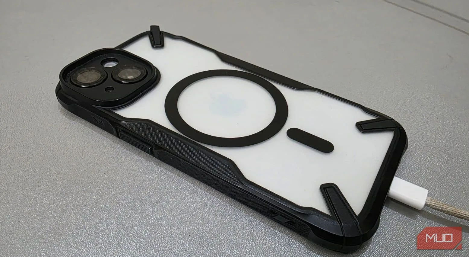Cáp sạc USB-C đang kết nối với iPhone 15, minh họa quá trình sạc điện thoại di động