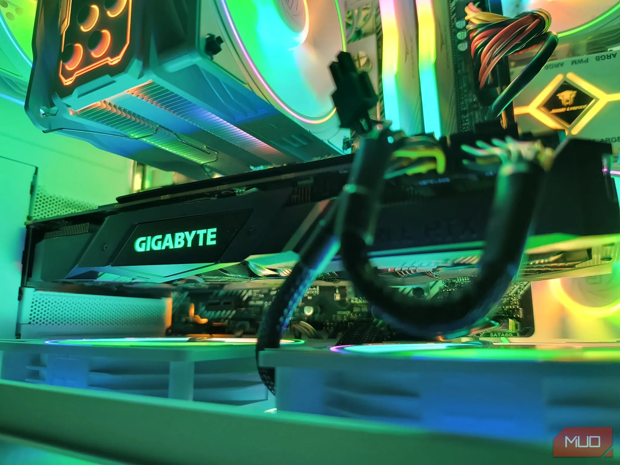 Card đồ họa RTX 2070 vừa vặn hoàn hảo trong vỏ case nhỏ gọn của PC chỉnh sửa ảnh