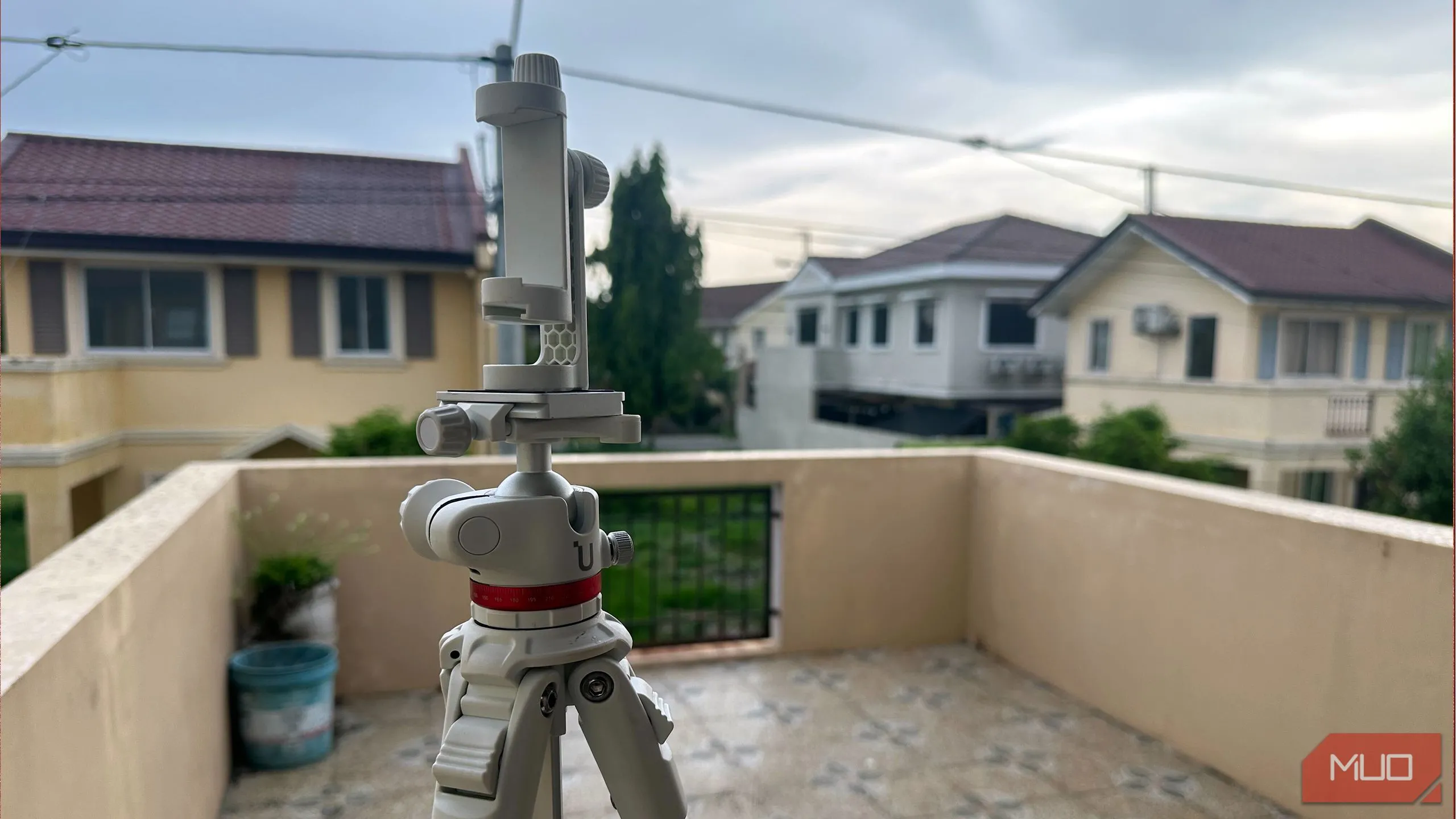 Chân máy ảnh DSLR hạng nhẹ với giá đỡ điện thoại