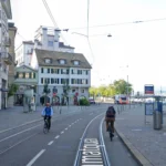 Chế độ xem đường phố (Street View) của Google Maps tại Zürich mang lại trải nghiệm khám phá chân thực.