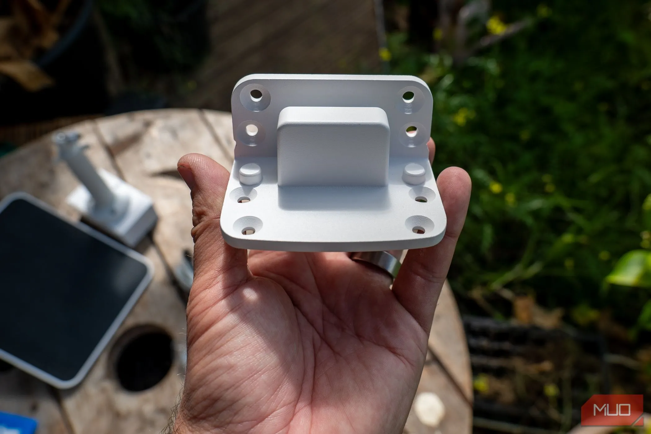 Chi tiết giá đỡ camera Reolink Altas PT Ultra với các lỗ vít, cho phép lắp đặt trên trần hoặc tường.