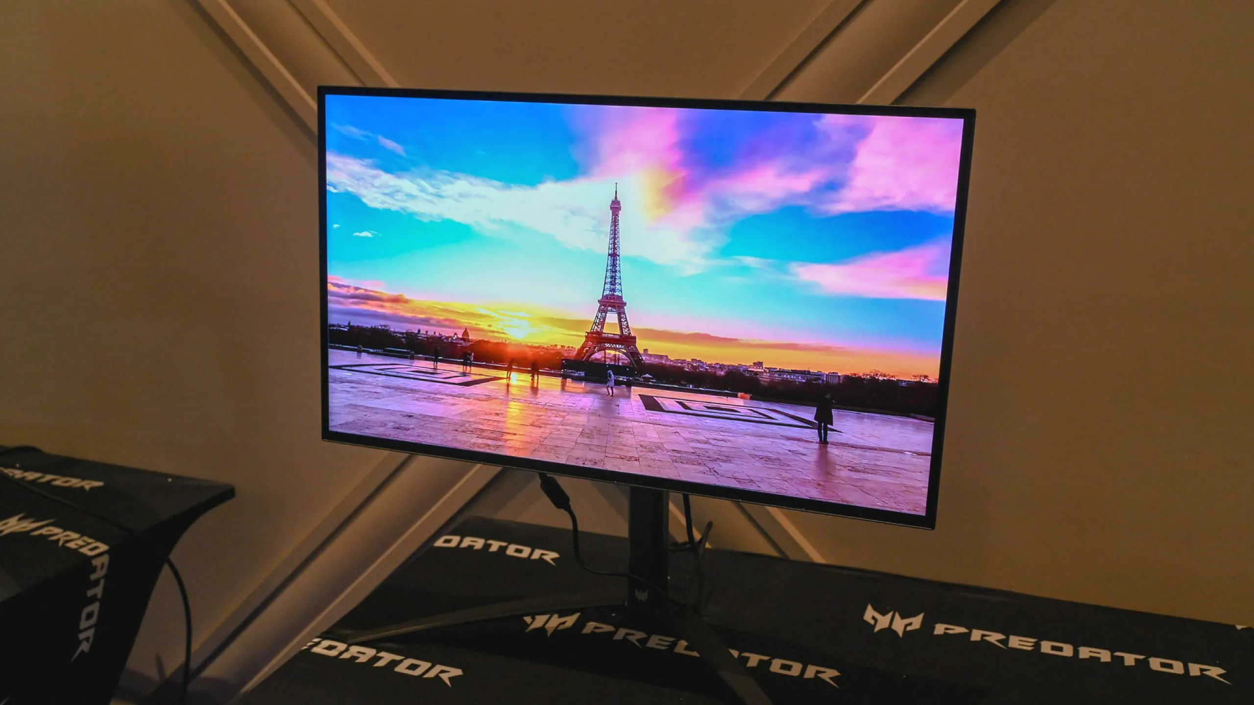 Chi tiết màn hình Acer Predator X27U, minh họa sự xuống cấp theo thời gian của tấm nền OLED so với LCD