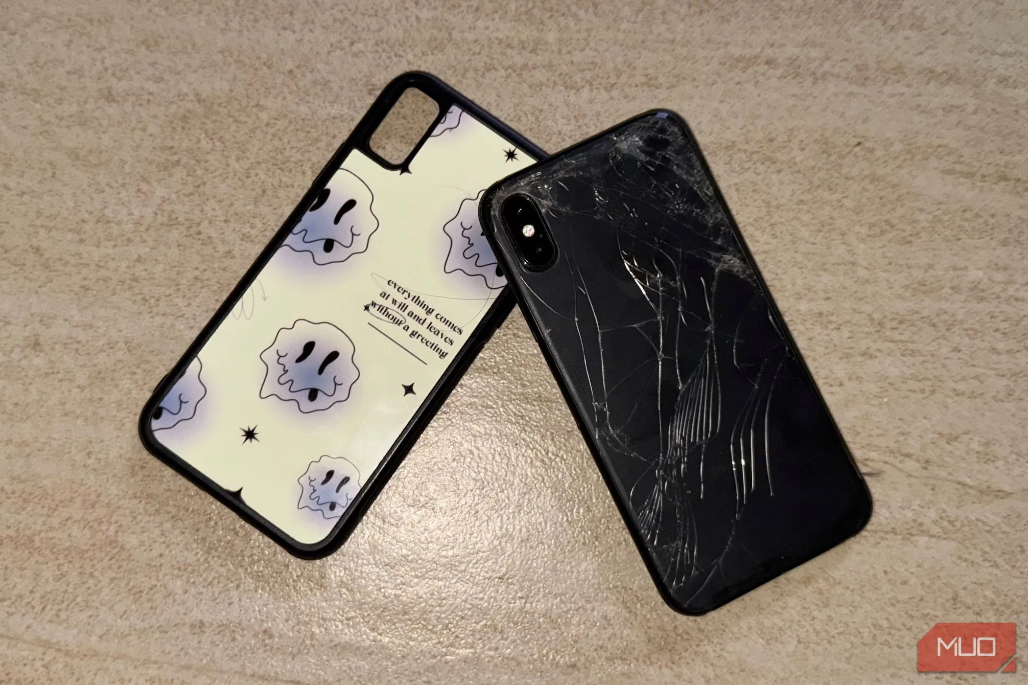 Chiếc iPhone X với mặt lưng kính bị nứt vỡ, minh họa nhược điểm của vật liệu kính trên smartphone.