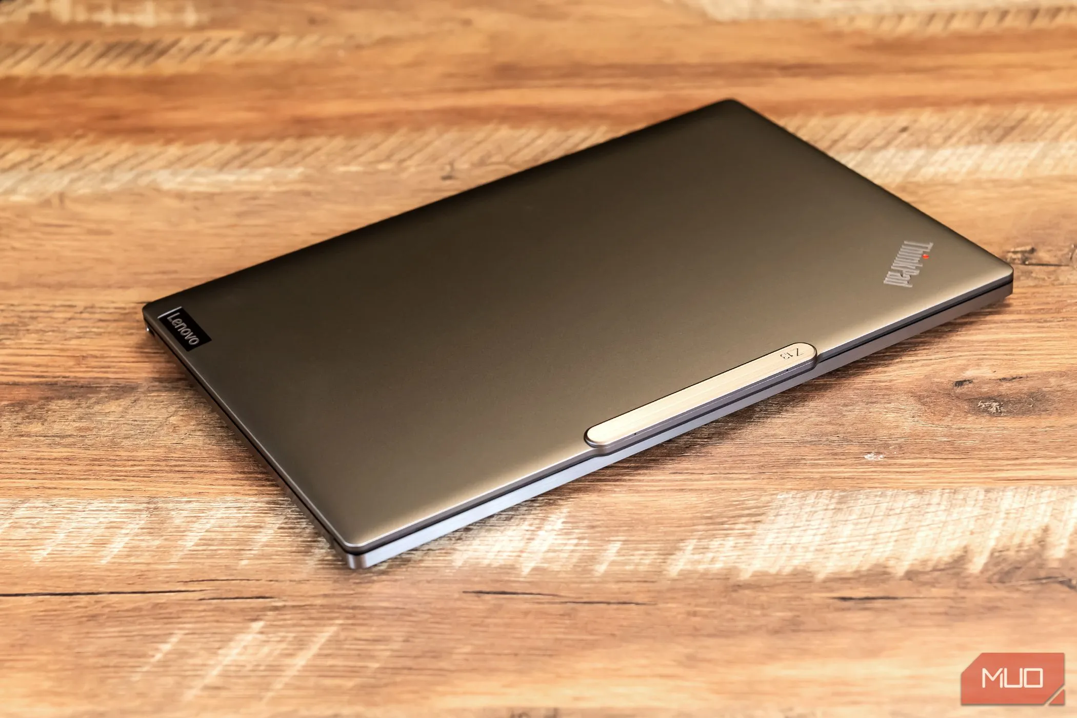 Chiếc laptop Lenovo Z13 Gen 2 đã gập lại