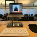 Chỉnh sửa ảnh chuyên nghiệp trên laptop với chuột không dây, tăng độ chính xác và thoải mái
