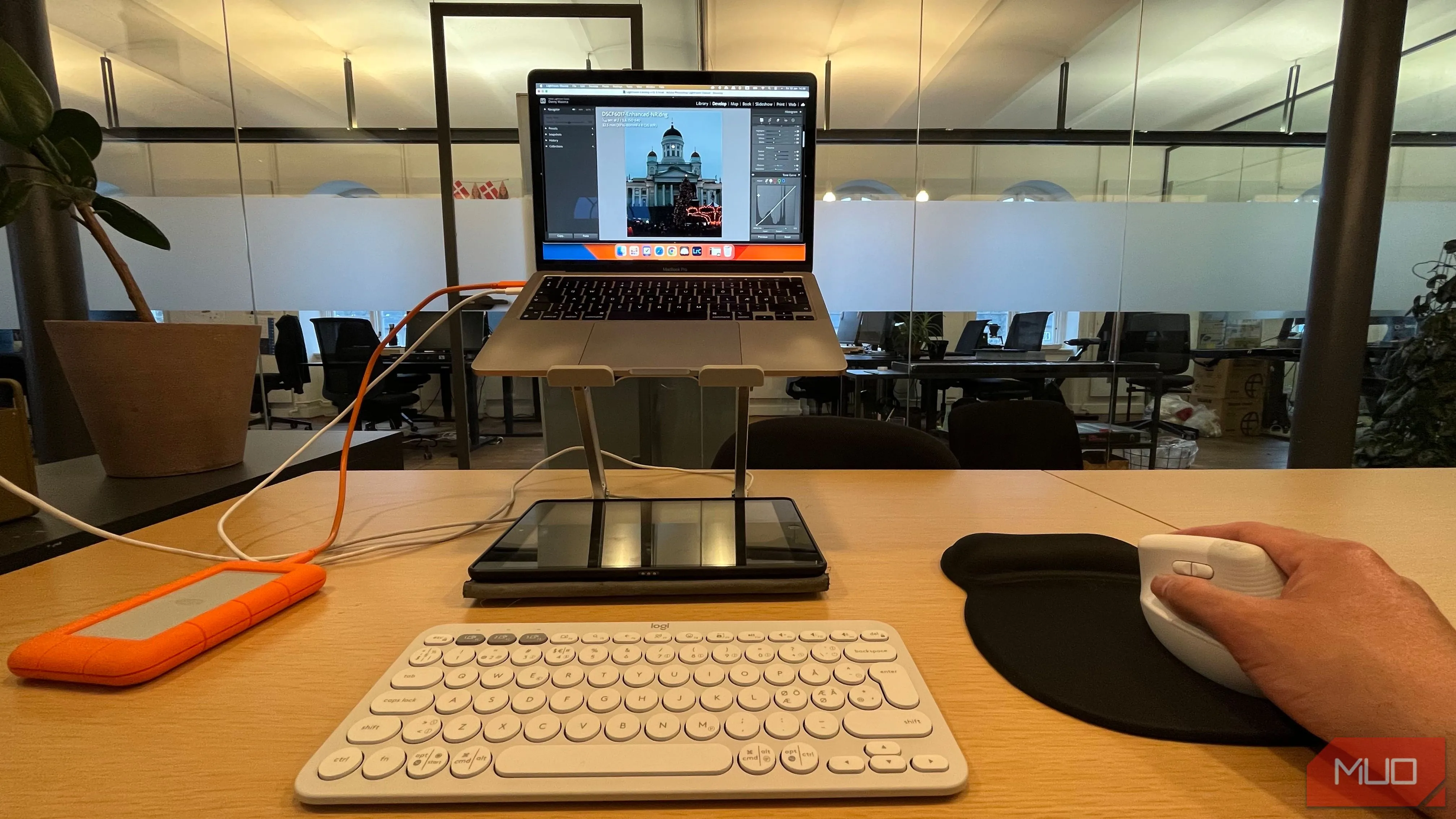 Chỉnh sửa ảnh chuyên nghiệp trên laptop với chuột không dây, tăng độ chính xác và thoải mái