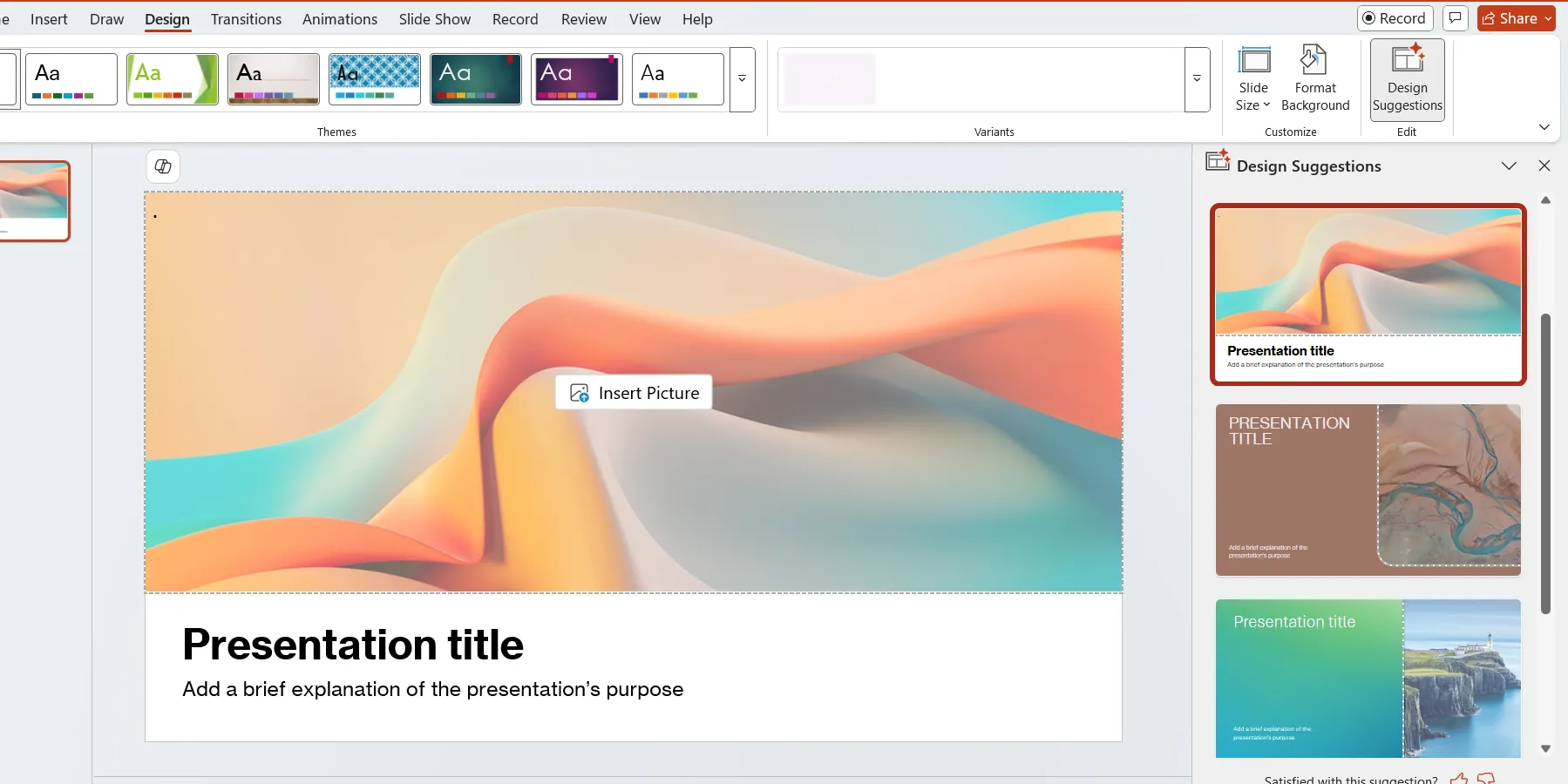 Chọn một gợi ý thiết kế từ bảng Designer ở bên phải trong PowerPoint, giúp áp dụng nhanh chóng các bố cục chuyên nghiệp.