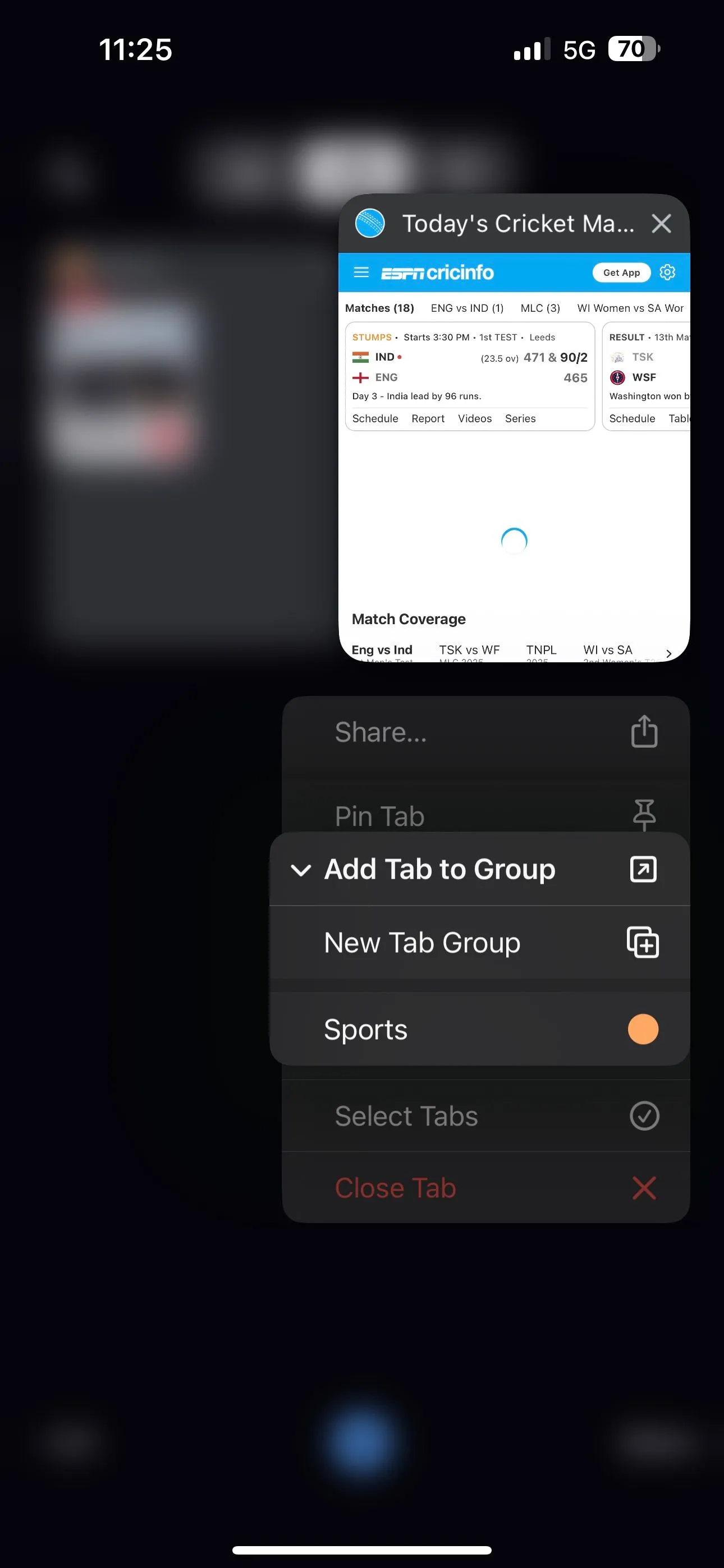 Chọn nhóm tab để thêm một tab mới vào trong trình duyệt Chrome trên điện thoại iPhone.