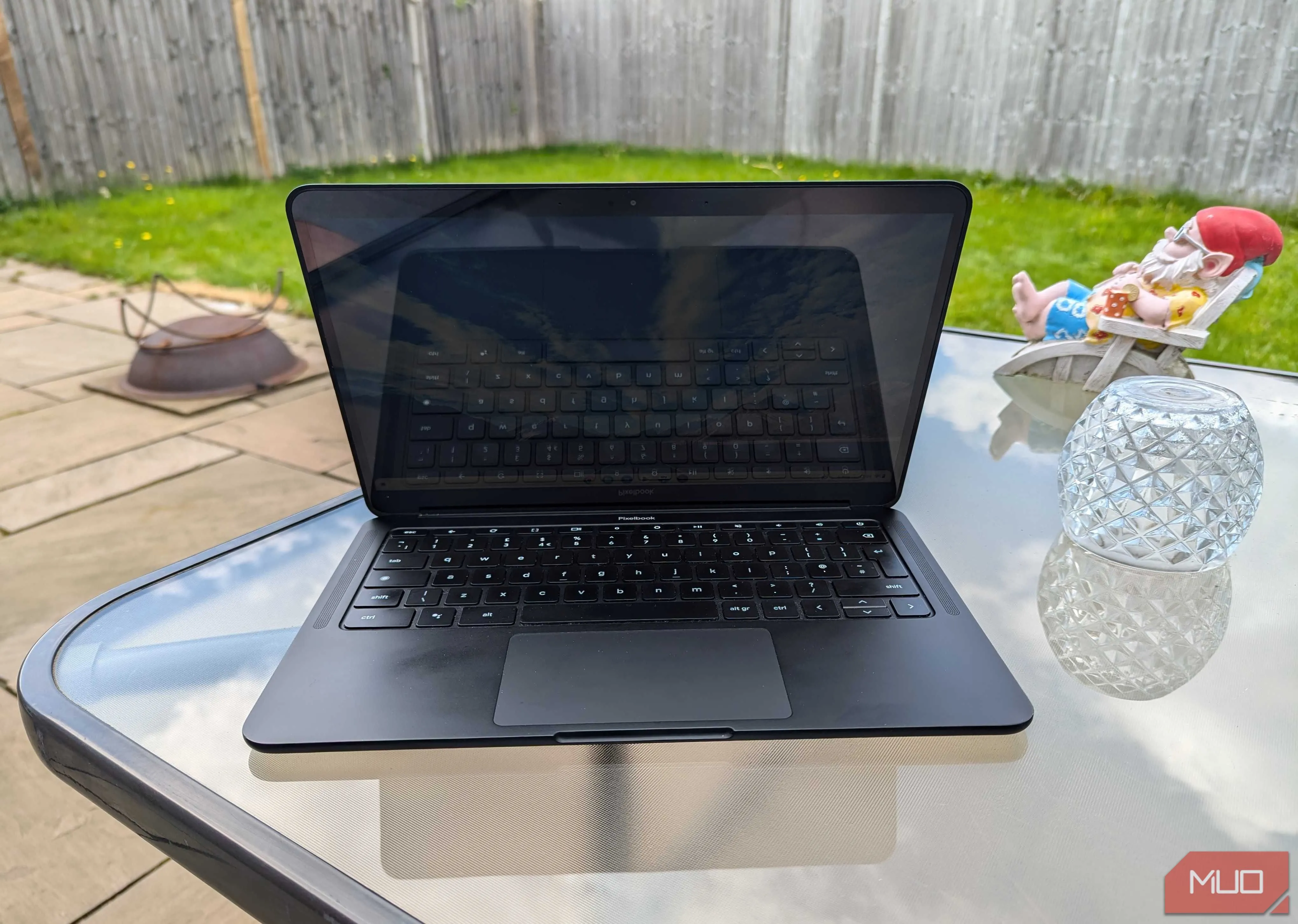 Chromebook đang mở trên bàn ngoài vườn, minh họa khả năng khởi động siêu tốc