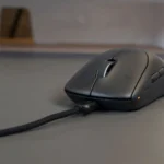 chuột gaming không dây Alienware Pro đang sạc pin USB-C