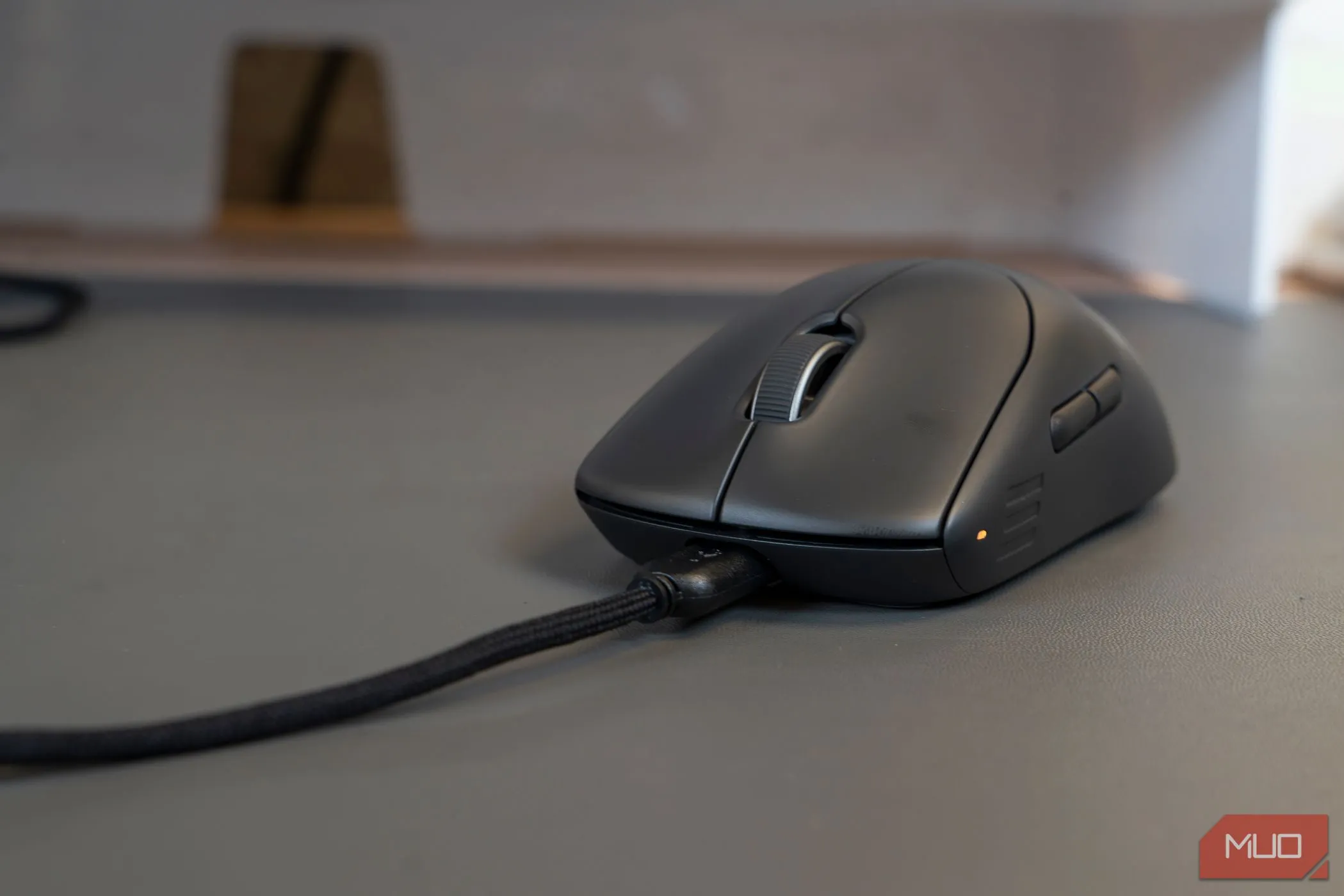 chuột gaming không dây Alienware Pro đang sạc pin USB-C