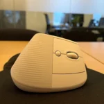 Chuột không dây Logitech màu đen trên bàn làm việc gọn gàng