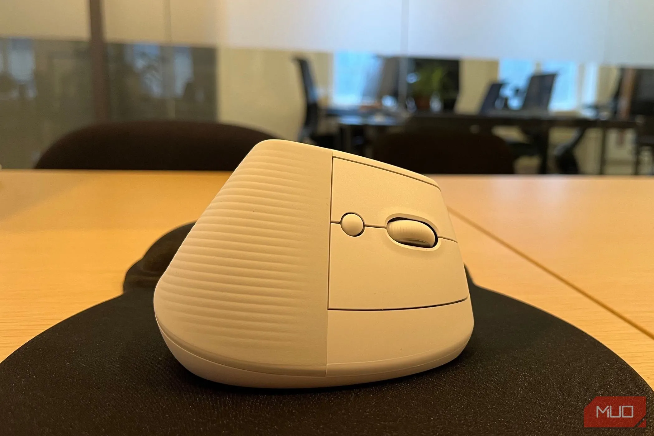 Chuột không dây Logitech màu đen trên bàn làm việc gọn gàng