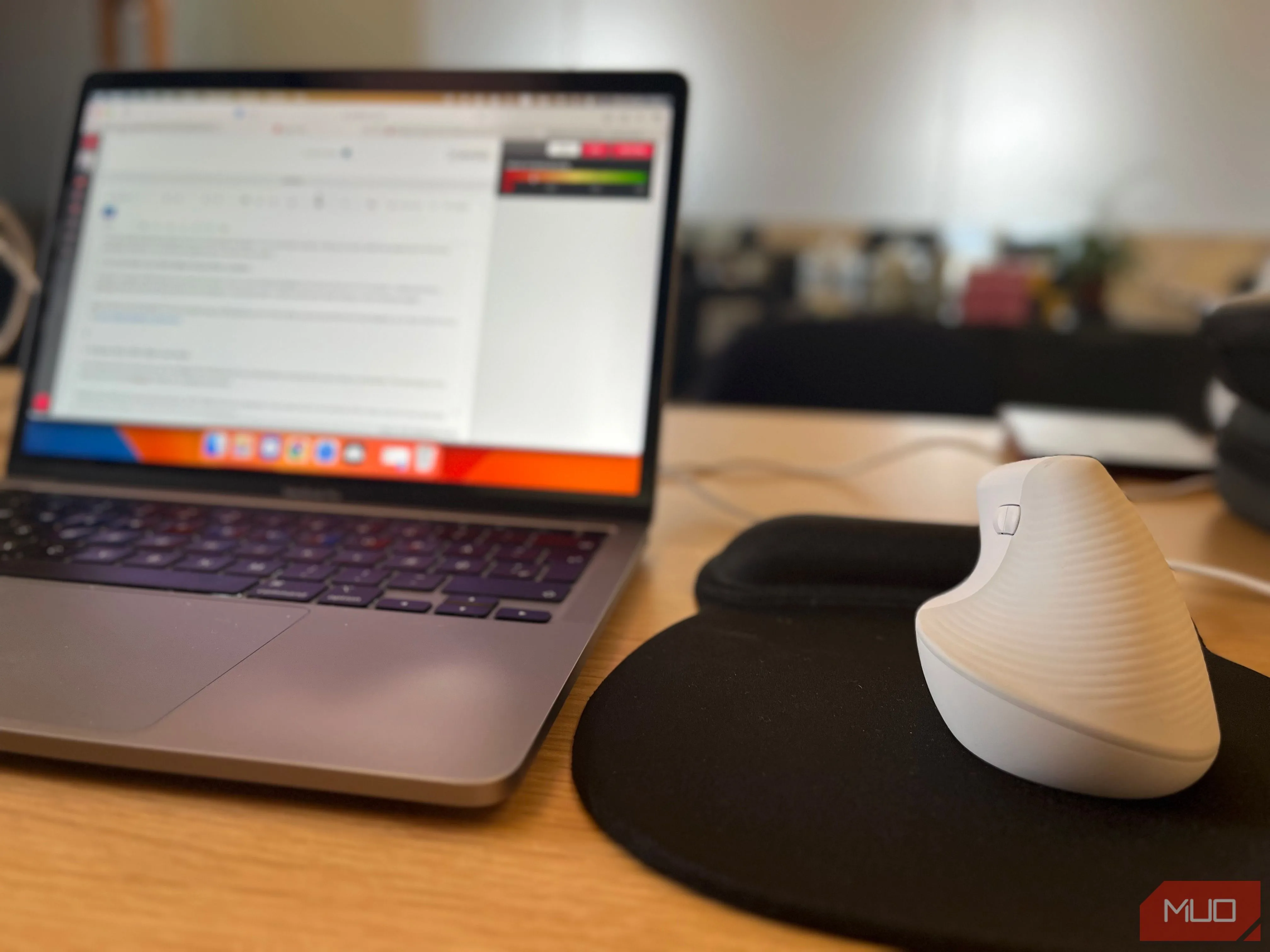 Chuột không dây màu đen đặt trên bàn làm việc trong không gian coworking hiện đại