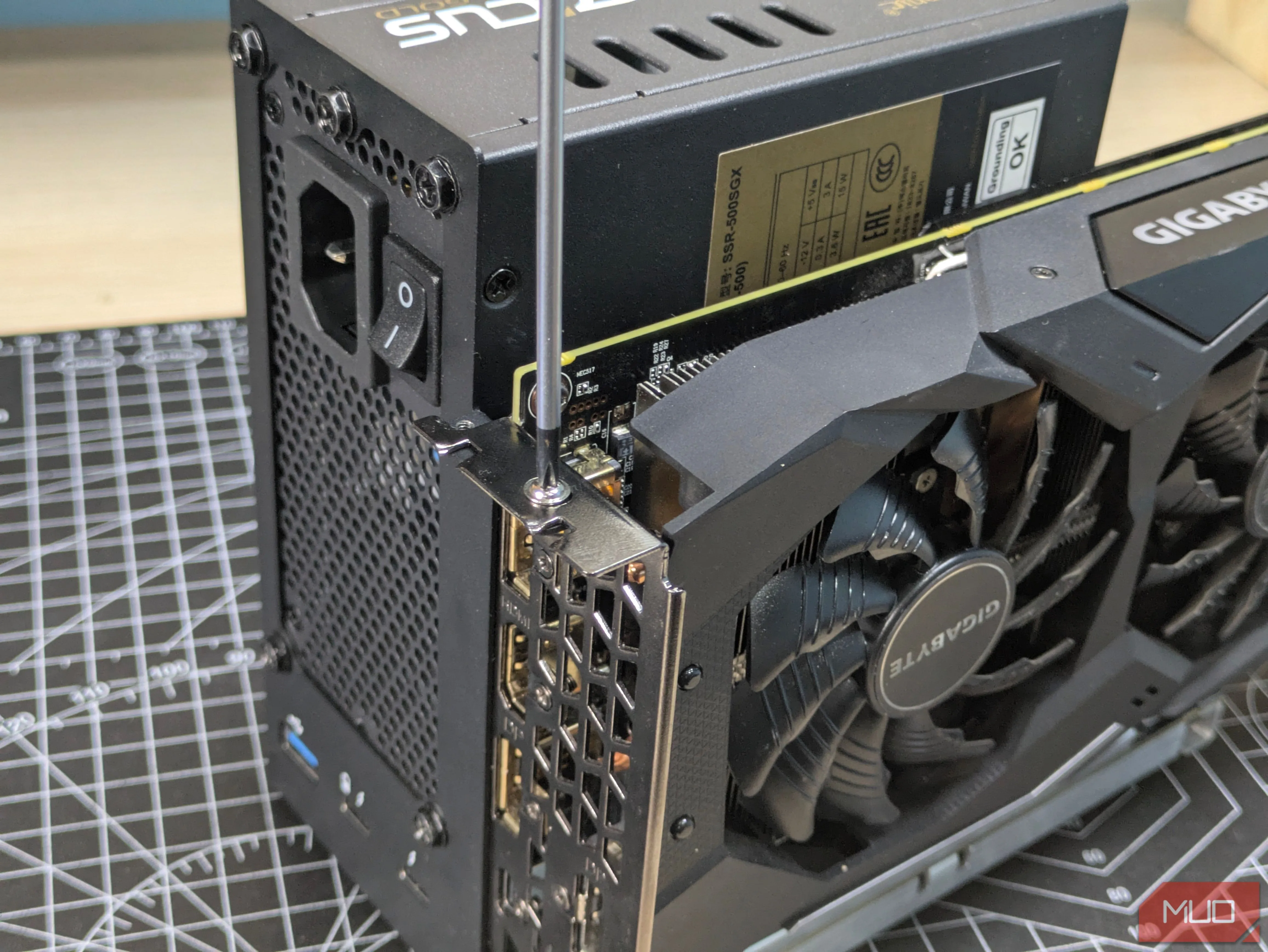 Cố định GPU và PSU trên khung gắn