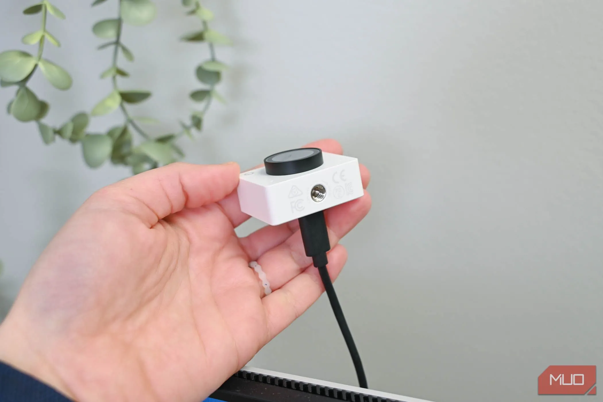 Cổng gắn tripod của webcam OBSBOT Meet 2