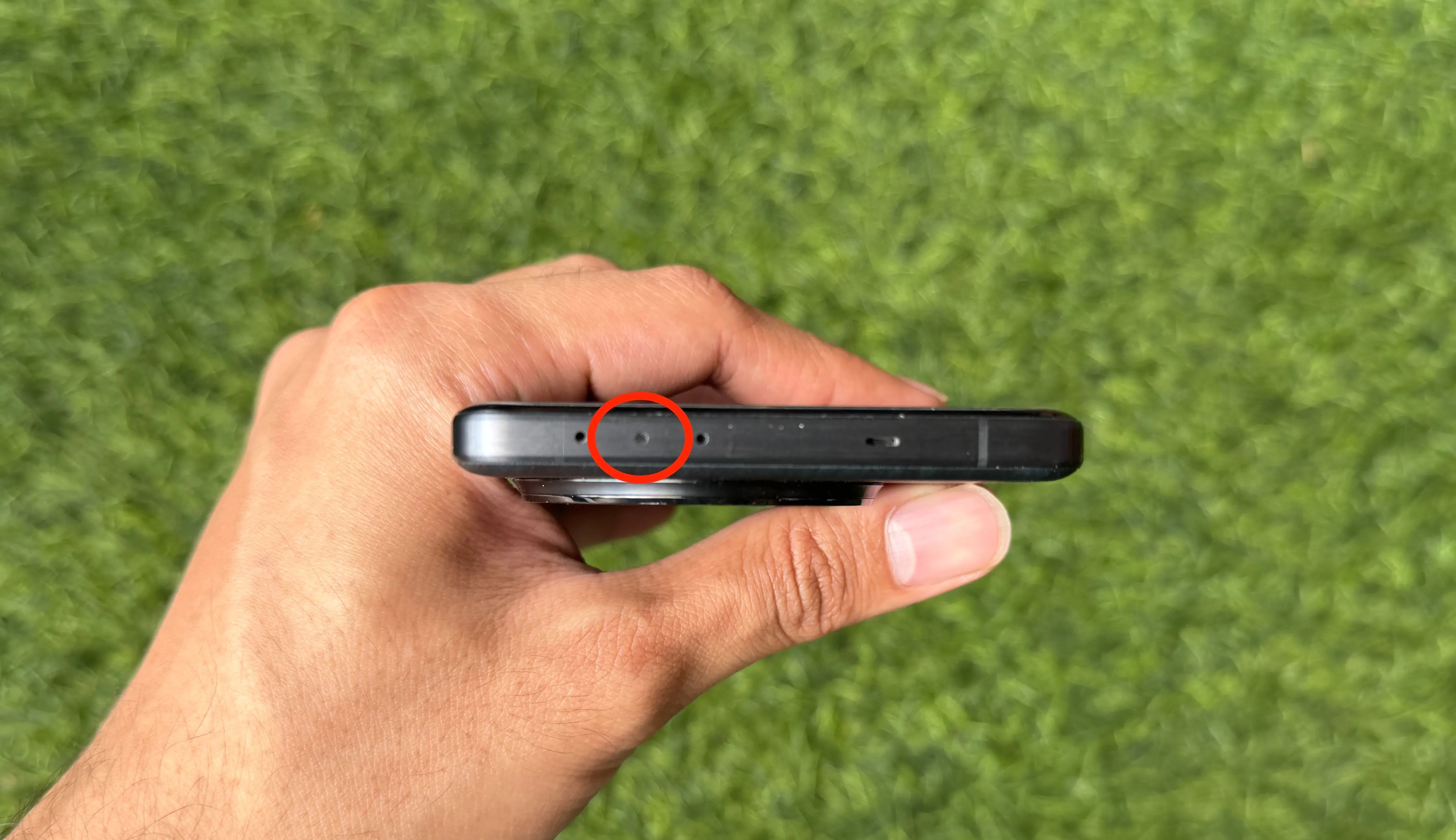 Cổng hồng ngoại (IR Blaster) trên cạnh trên của điện thoại OnePlus 13, cho thấy vị trí cảm biến.