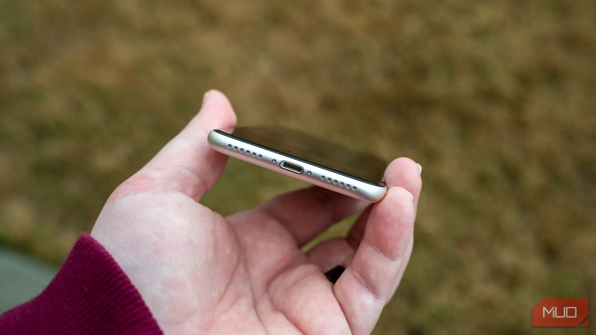 Cổng Lightning truyền thống trên iPhone SE 2022, cần chuyển đổi sang USB-C và MagSafe