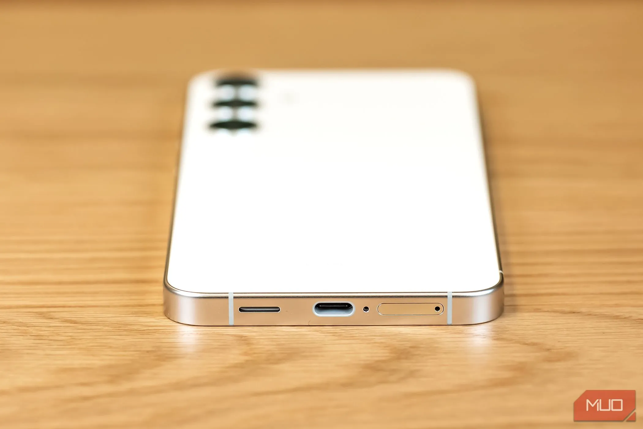 Cổng sạc và vị trí micro trên điện thoại Samsung Galaxy S24 Plus giúp vệ sinh dễ dàng hơn để cải thiện chất lượng ghi âm