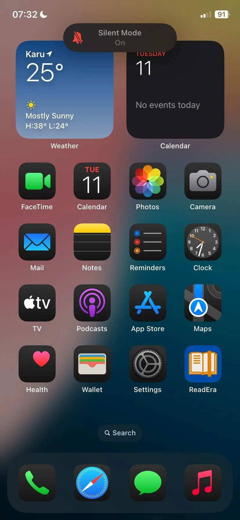 Công tắc Chế độ Im lặng trên iPhone được bật, hiển thị biểu tượng chuông gạch chéo