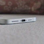 Cổng USB-C trên iPhone 16 Plus minh họa sự thay đổi cổng sạc
