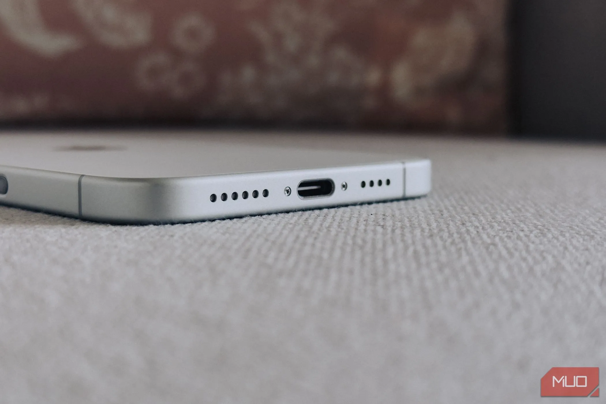 Cổng USB-C trên iPhone 16 Plus minh họa sự thay đổi cổng sạc