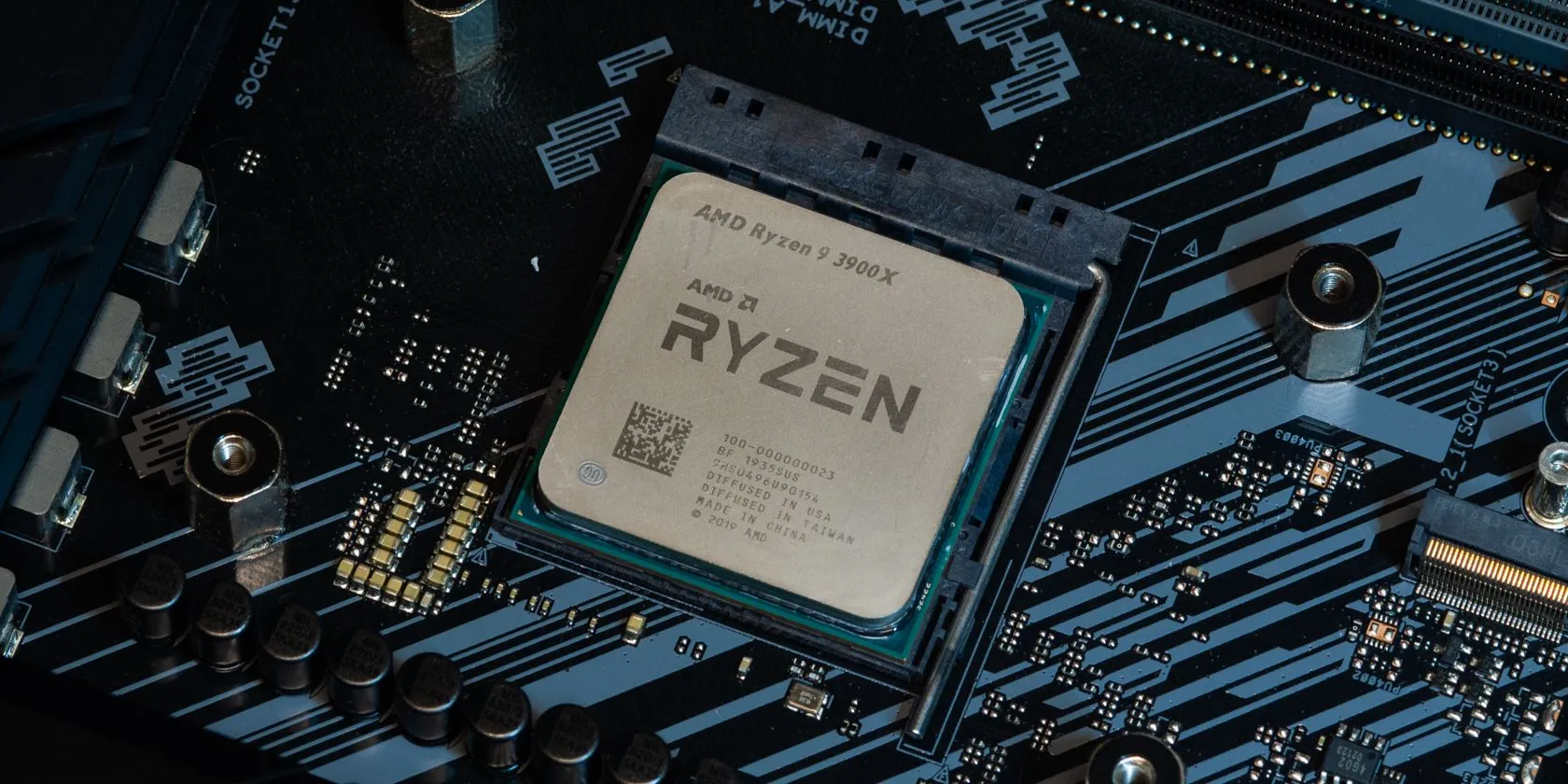 CPU AMD Ryzen được lắp trên bo mạch chủ đã vệ sinh sạch sẽ, sẵn sàng cho việc build PC.