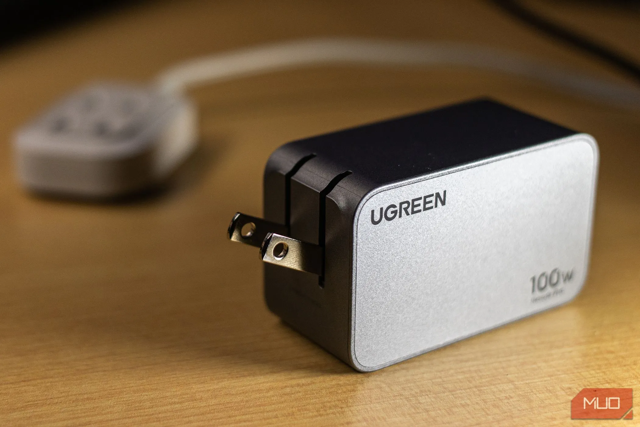 Củ sạc nhanh Ugreen Nexode Pro 100W USB-C với phích cắm gập, thể hiện công suất cao của sạc có dây