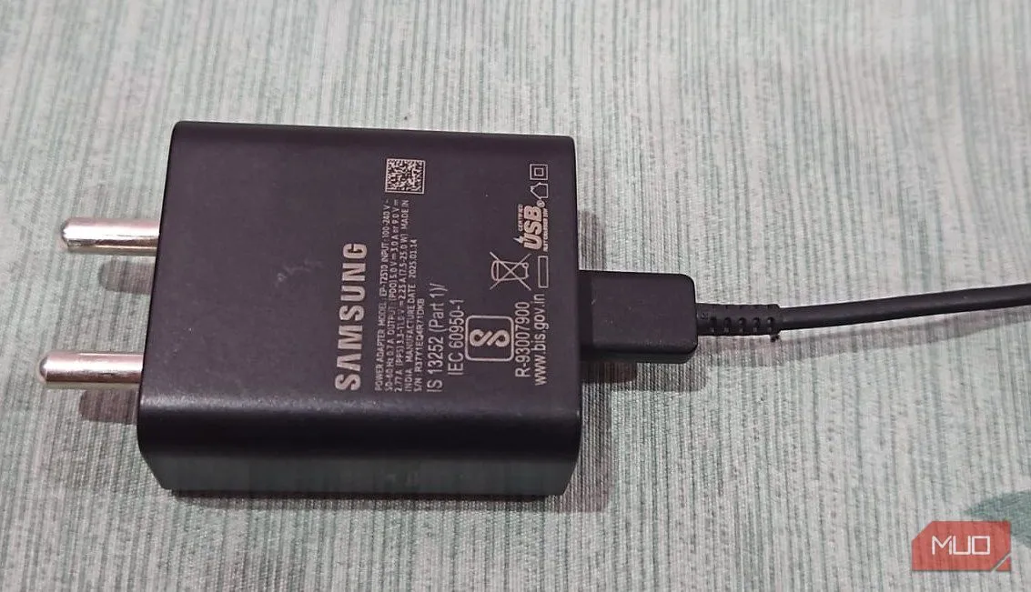 Củ sạc Samsung 25W công nghệ GaN trên bàn, đại diện cho thế hệ sạc nhỏ gọn, hiệu quả hơn