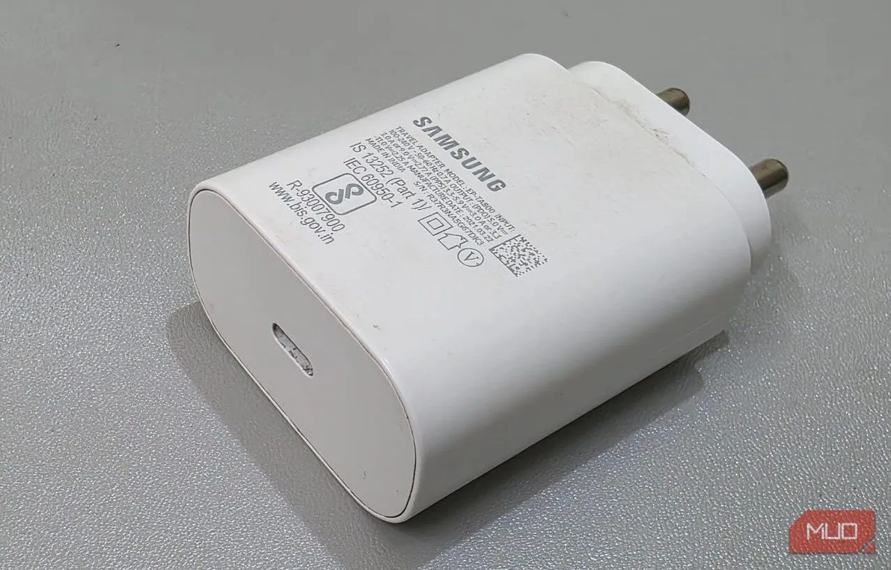 Củ sạc Samsung 25W đặt trên bàn, thể hiện công nghệ sạc nhanh riêng biệt