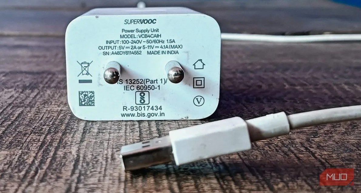 Củ sạc SuperVOOC và cáp USB-A màu đỏ của Oppo, thể hiện công nghệ sạc nhanh độc quyền