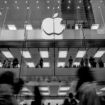 Cửa hàng Apple Store biểu tượng cho thương hiệu Apple và các thiết bị liên quan vụ kiện Siri