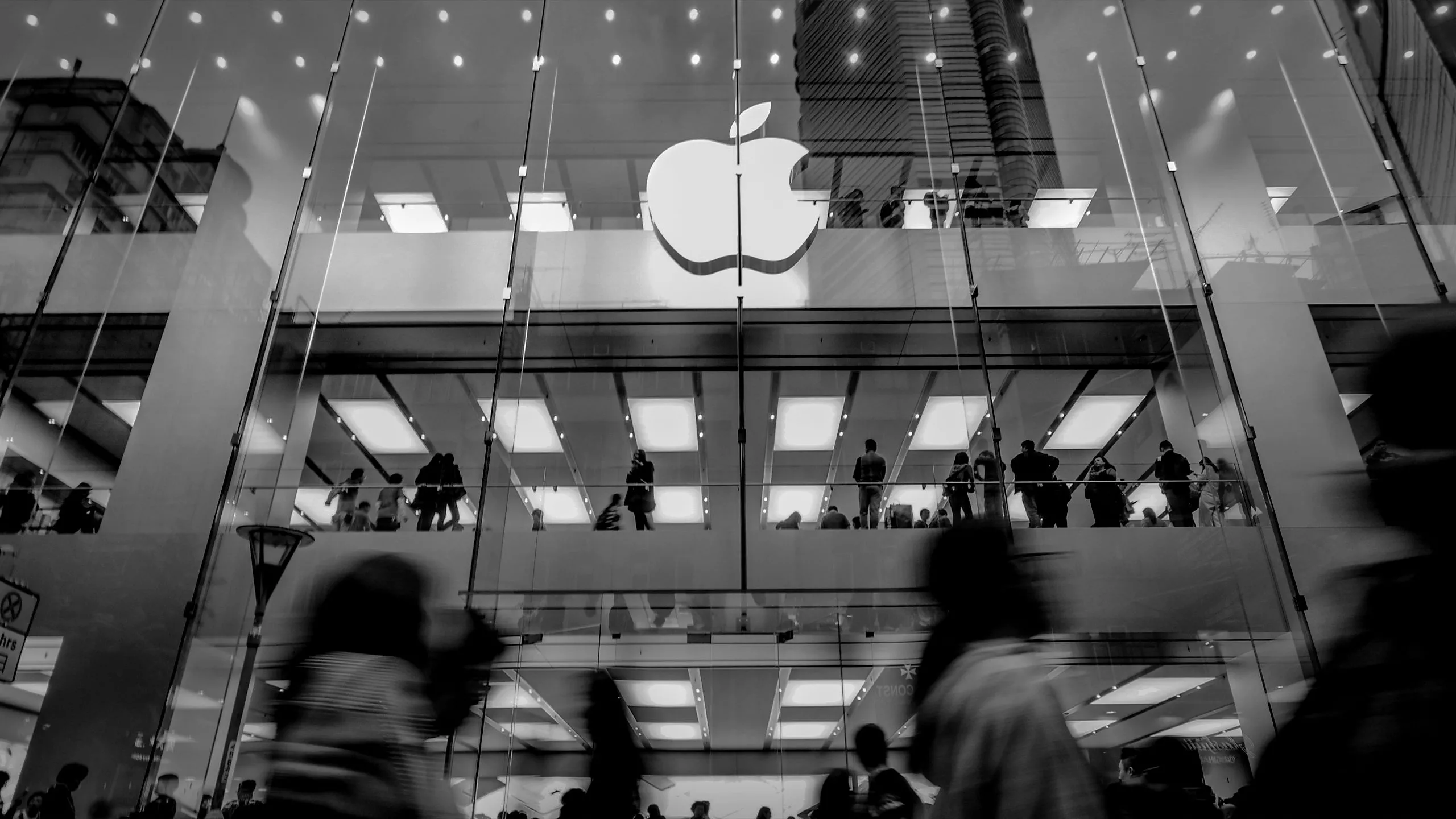 Cửa hàng Apple Store biểu tượng cho thương hiệu Apple và các thiết bị liên quan vụ kiện Siri