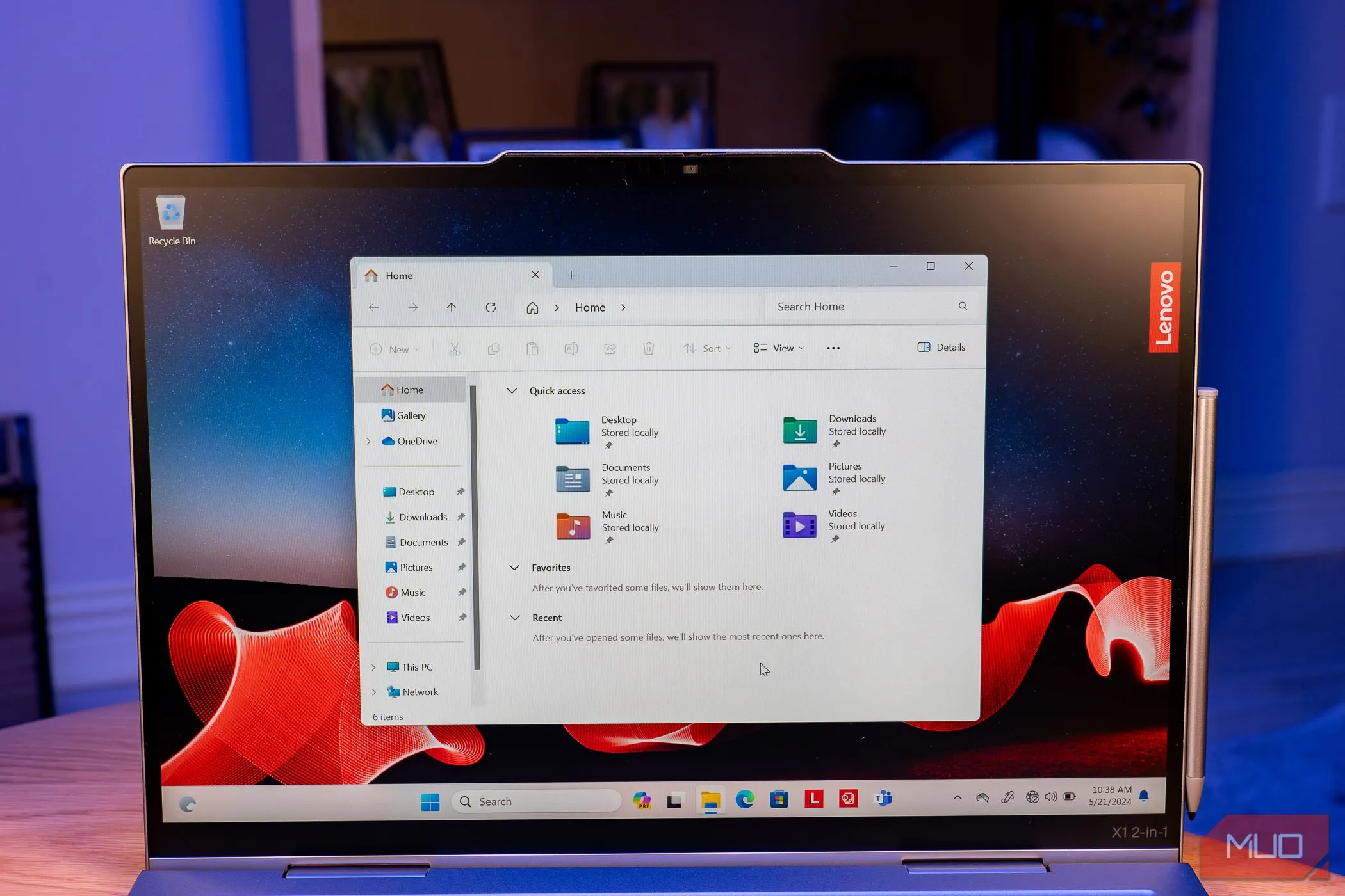 Cửa sổ File Explorer đang mở trên máy tính xách tay chạy Windows, hiển thị giao diện quản lý tệp quen thuộc với thanh điều hướng và các thư mục được sắp xếp.