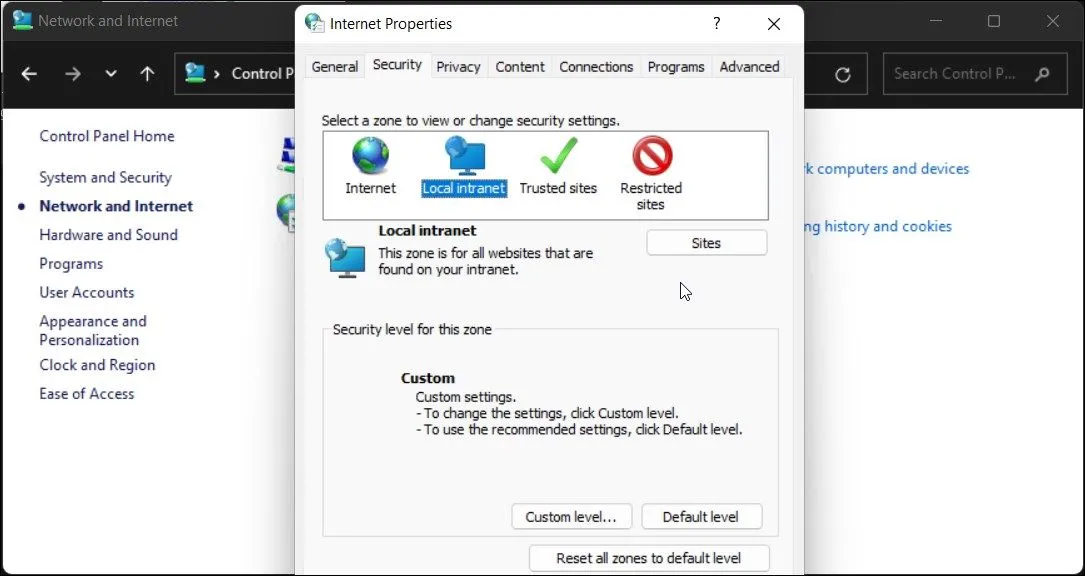 Cửa sổ Internet Properties hiển thị tab Security và tùy chọn Local intranet được chọn trong Windows.