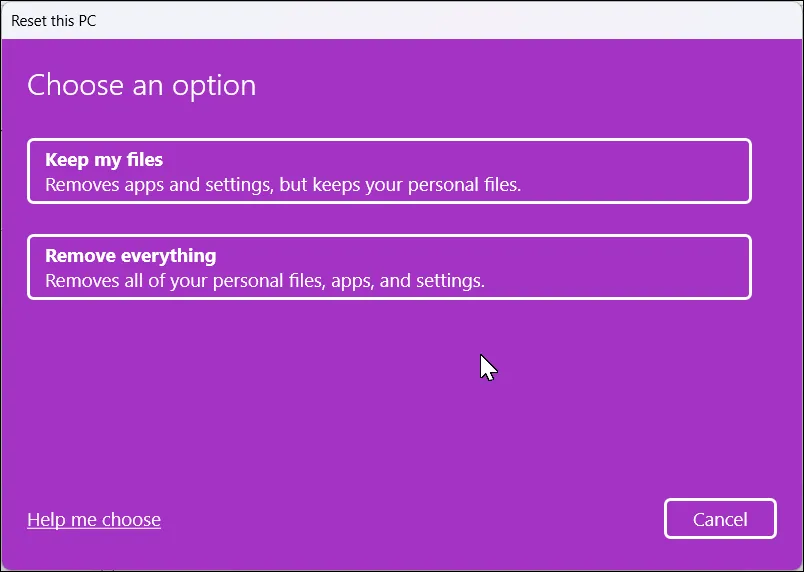 Cửa sổ &quot;Reset this PC&quot; trong Windows 11 hiển thị hai tùy chọn đặt lại: &quot;Keep my files&quot; (Giữ lại tệp của tôi) và &quot;Remove everything&quot; (Xóa mọi thứ).