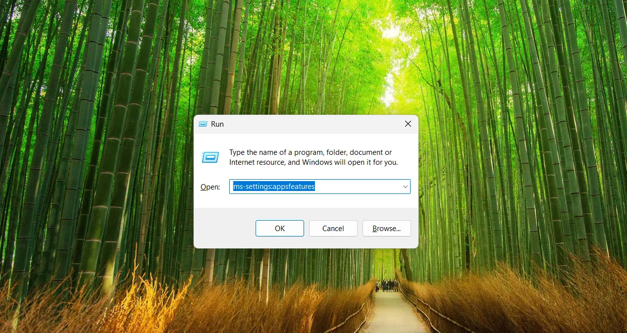 Cửa sổ Run Command trong Windows 11 với lệnh 'ms-settings:appsfeatures' để mở ứng dụng đã cài đặt