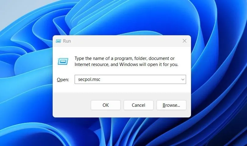 Cửa sổ Run với lệnh secpol.msc để mở chính sách bảo mật cục bộ