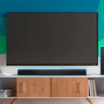 Dàn giải trí tại gia với TV treo tường và soundbar, minh họa cách Bitstream tối ưu trải nghiệm âm thanh vòm